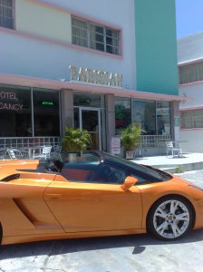 Nada é mais Miami que uma lamborghini conversível laranja